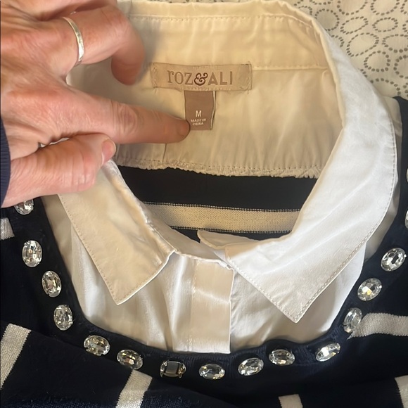 Ros & Ali Navy Blue Striped  Shirt with fun neckline sz M - Picture 2 of 6